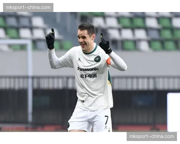 西华队发挥稳定发球精准扣杀有力，全程压制对手以3-0横扫联安队锁定季军