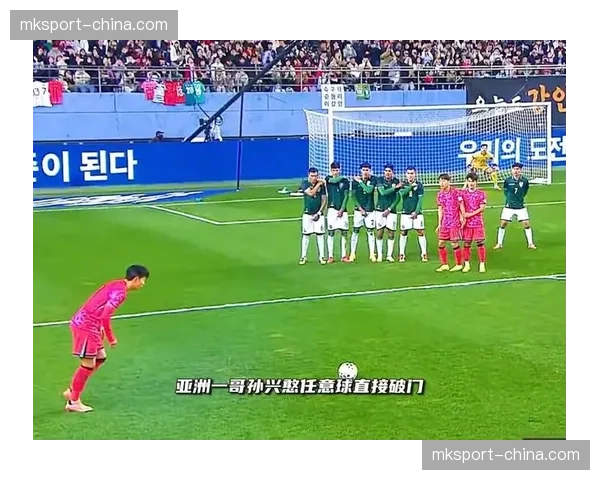 特写：训练结束后，孙兴慜加练任意球射门